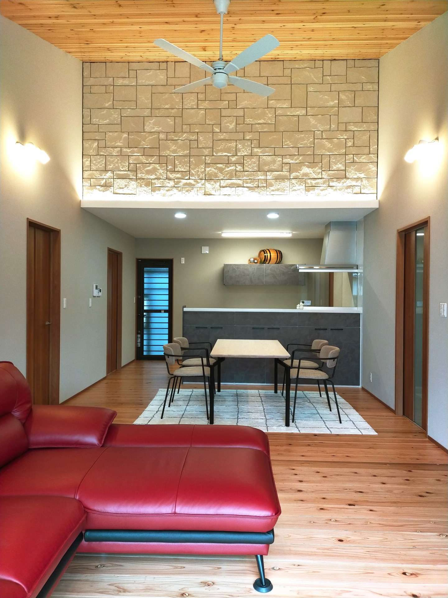 広々21帖のリビングスペース。イタリア石畳調ラグナロックタイル貼の勾配天井
